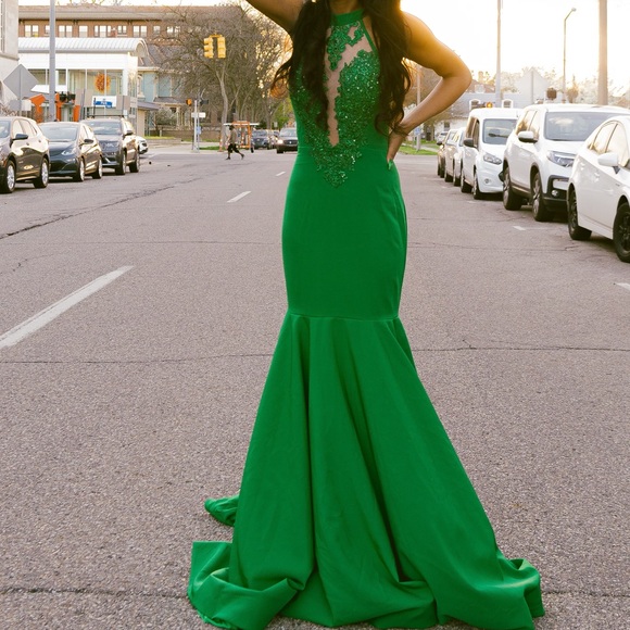 Forestgreen,mermaidpromdress.Size6,bust35,waist28 1/2.pay...